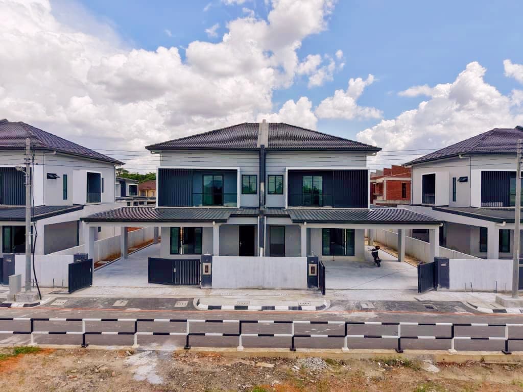 Brand new Semi-D at Ava Grand, Jalan Kung Phin , Kuching / 4 bedrooms 3 bathrooms image 1